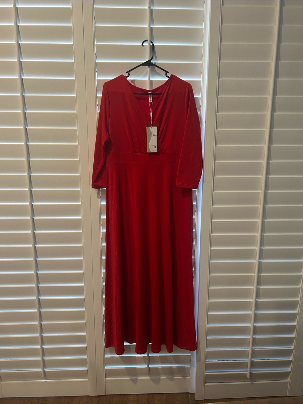Elegant Red V-Neck Maxi Dress with Three-Quarter Sleeves